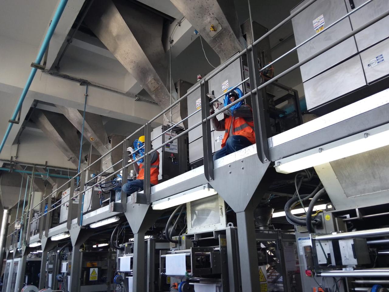 Técnico de RODRIX Solutions con casco de seguridad en planta de producción
