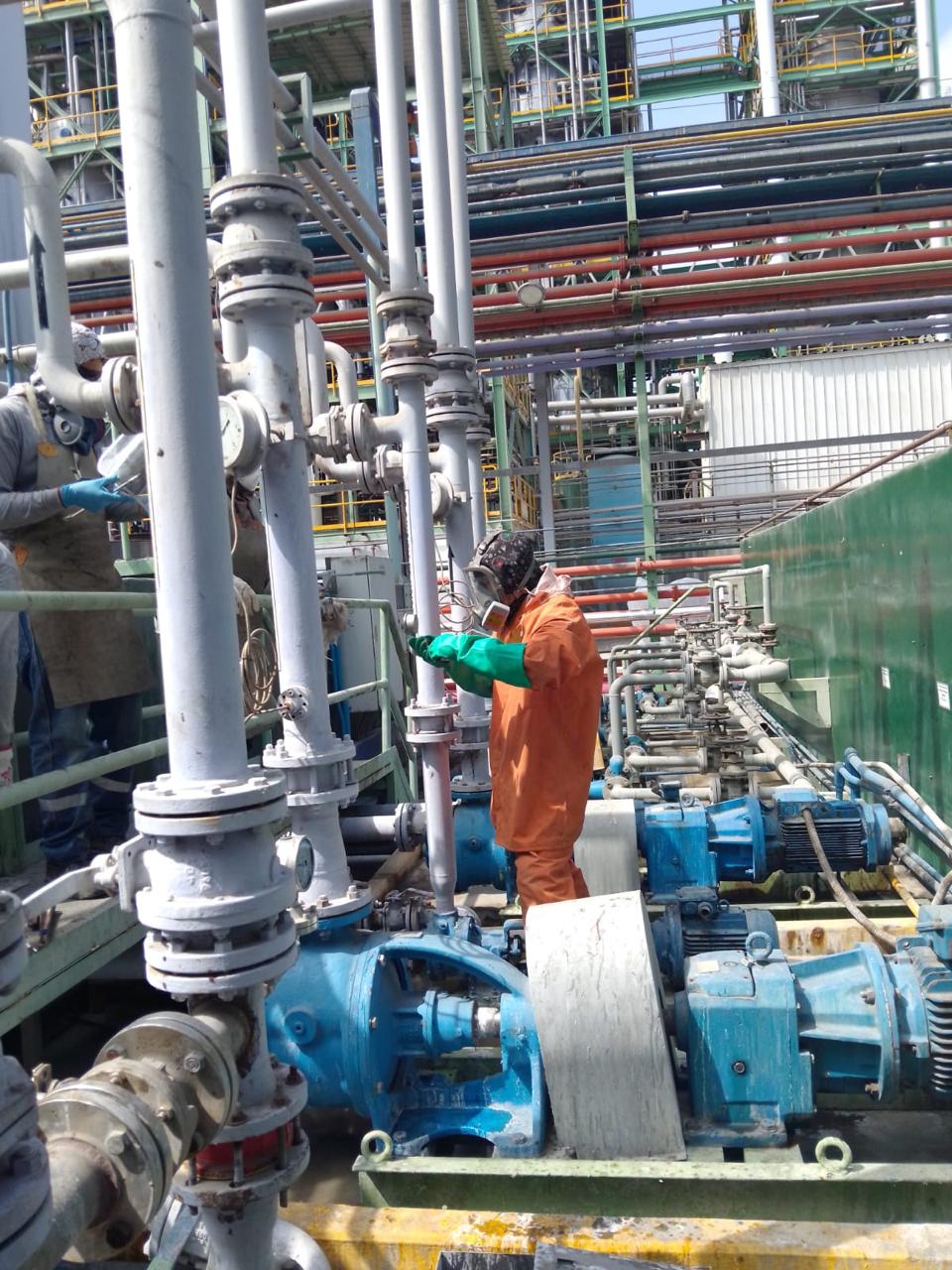 Detalle de soldadura industrial en curso