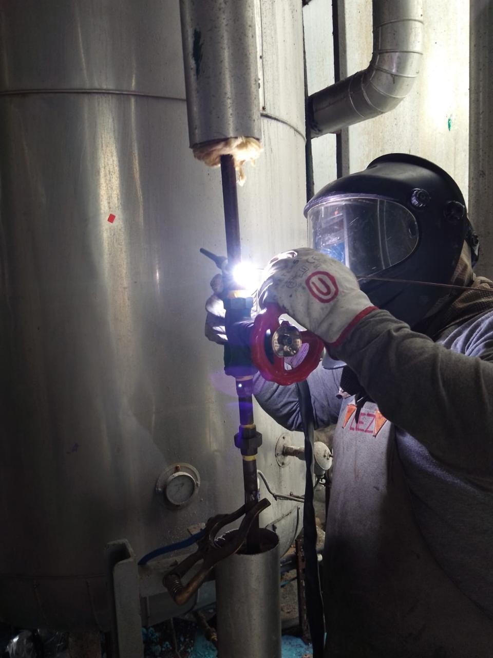 Técnico de RODRIX Solutions supervisando operación en planta industrial