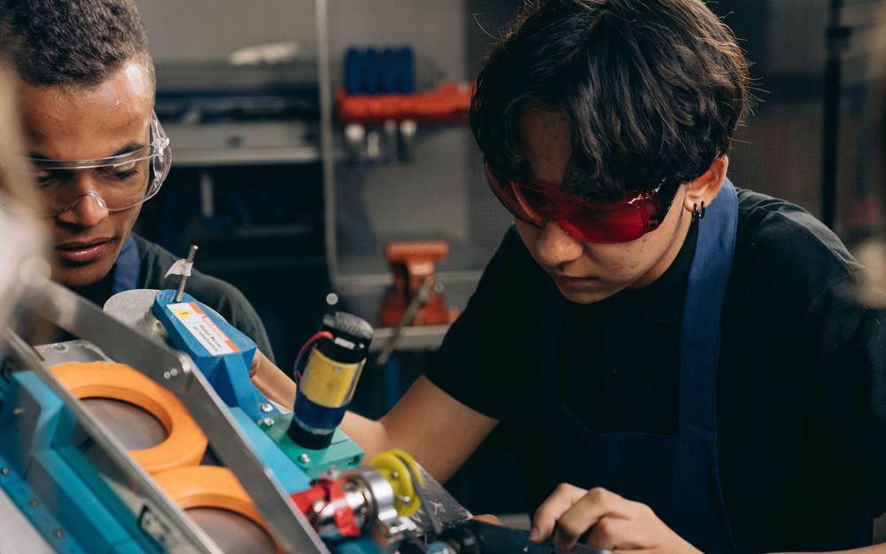Técnicos en capacitación práctica con equipo especializado