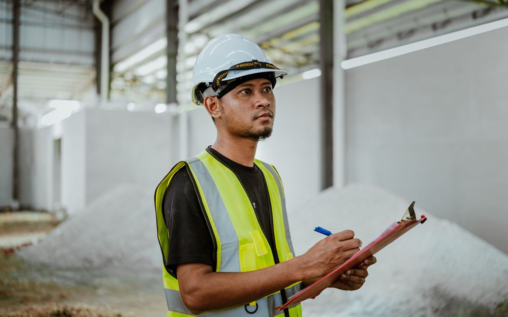 Supervisor revisando indicadores con tablero en planta