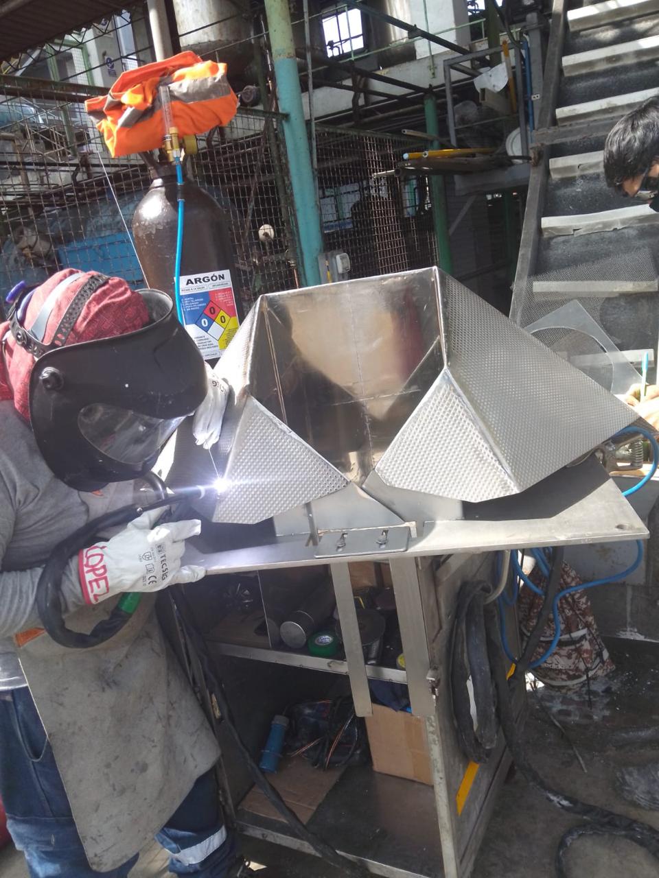 Técnico realizando mantenimiento en línea de tuberías industriales